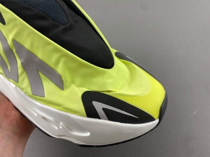adidas Yeezy Boost 700 MNVN Laceless