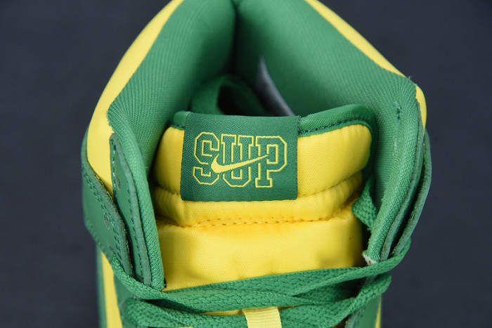 Supreme x Nike SB Dunk High DN3741-700